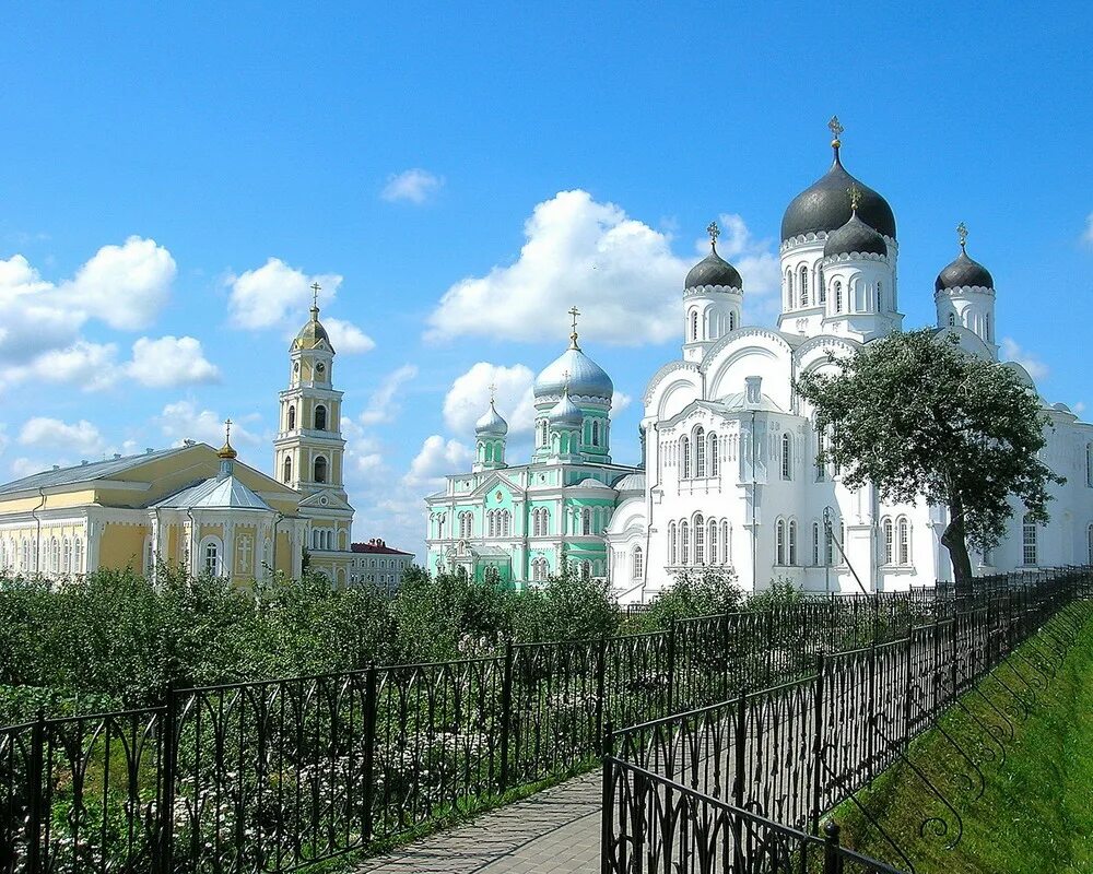 Свято троицкий дивеево. Нижний Новгород Серафимо-Дивеевский монастырь. Дивеево Свято Троицкий Серафимо Дивеевский монастырь. Нижегородский монастырь Дивеево. Дивеево монастырь канавка Богородицы.