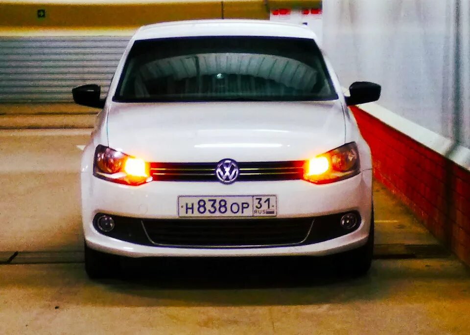 Vw polo лампочки. ДХО на VW Polo sedan 2013. ДХО поло седан 2013. ДХО на Фольксваген поло седан. Фольксваген поло дневной свет.