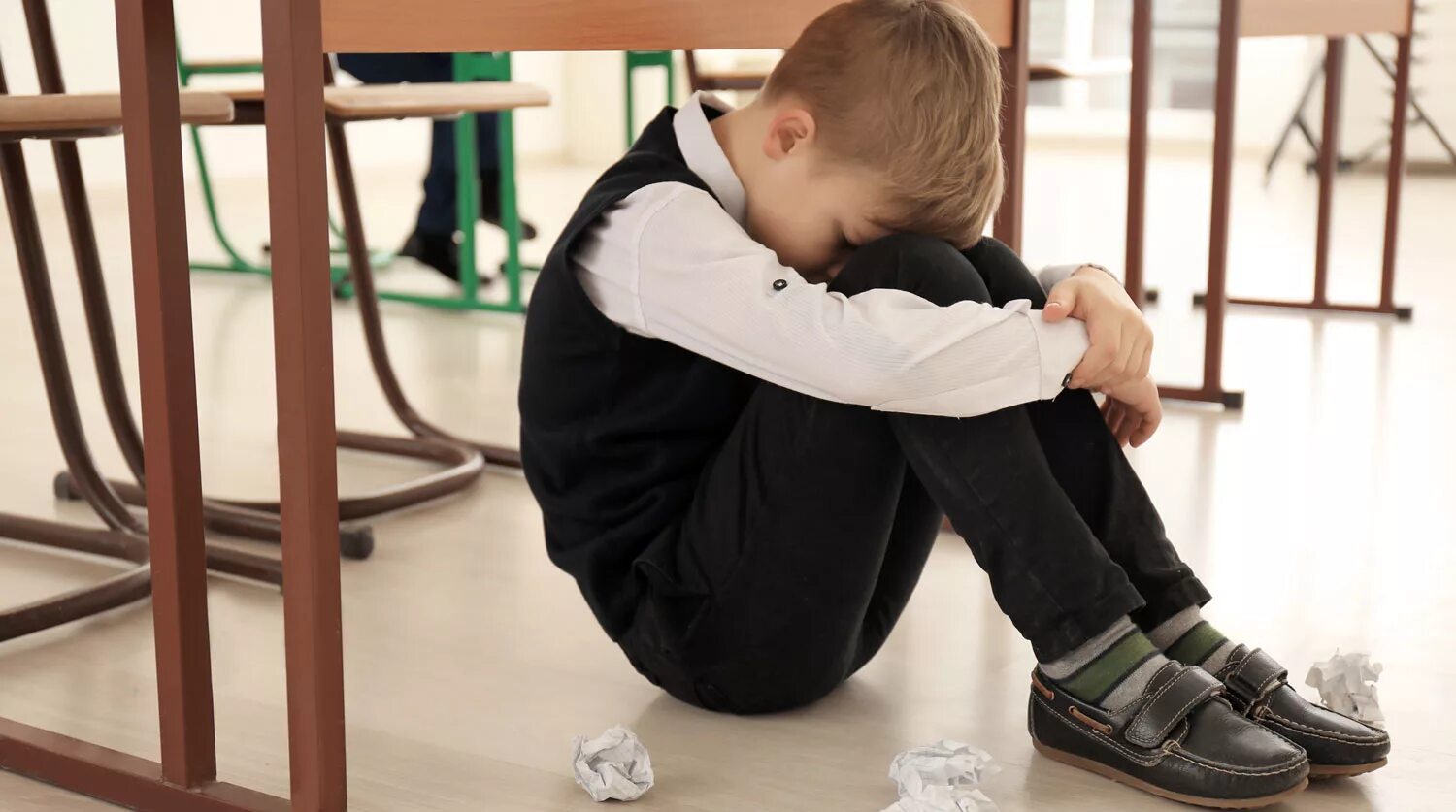 Sad kid. Травля в школе. Школе плевать на детей. Sad Kid at School.