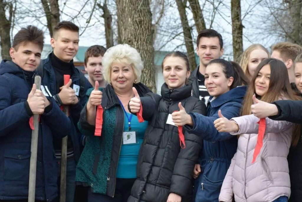 Погода бейсуг брюховецкий район. Портреты школьников активистов. Школа 8 поселок Бейсуг. Село Бейсугское школа. Поселок Бейсуг парк.