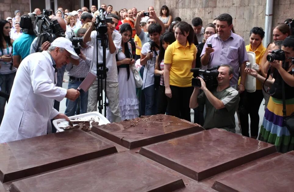 Самая большая плитка шоколада в мире вес. Самая большая шоколадка в мире Армения. Самый большой шоколад в мире рекорд Гиннесса. Шоколад Гранд Кенди Армения. Шоколадка имеет длину 25