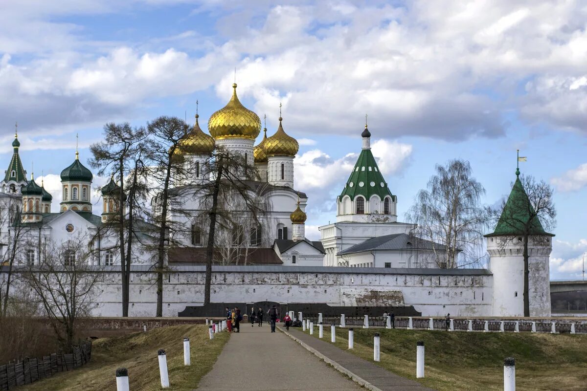 Ипатьевский монастырь кострома. Белокаменный Ипатьевский монастырь. Ипатьевский и Богоявленский монастырь Кострома. Музей заповедник Ипатьевский монастырь.