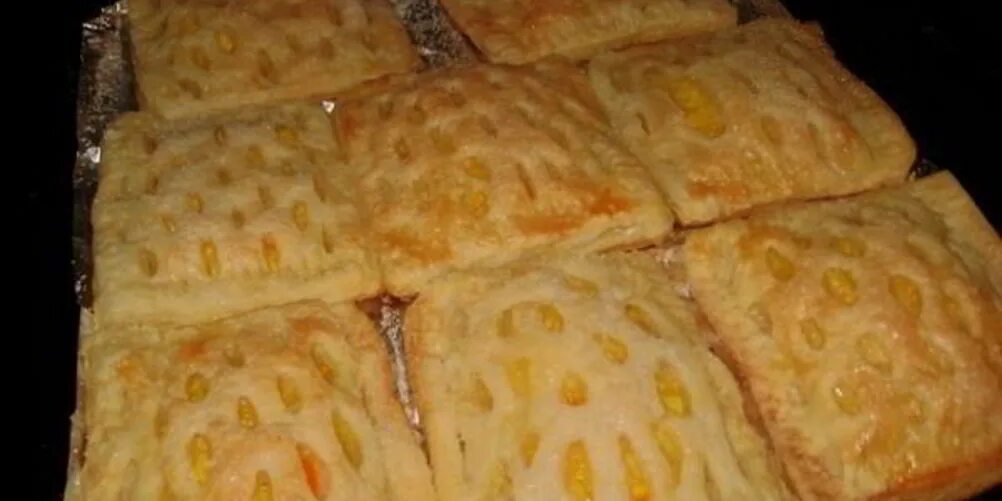 Слоеное тесто с лимоном. Слойки с лимоном. выпечка из слоёного теста с лимоном. слойки с лимоном из слоеного. слойки с лимонной начинкой.