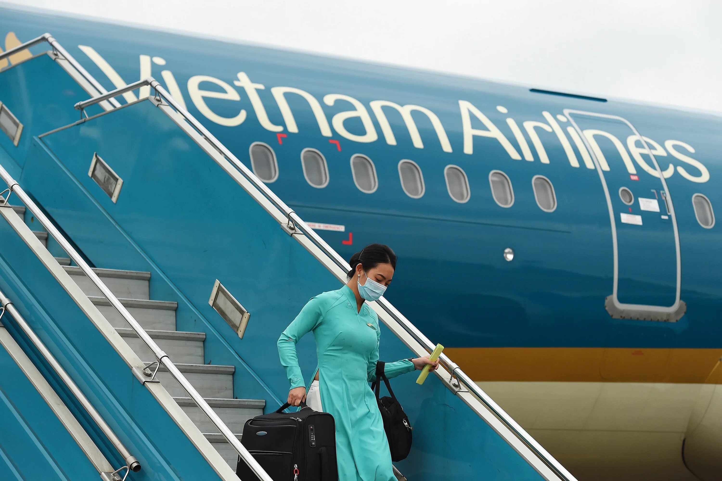 Помимо очередных рейсов. Вьетнамские авиалинии бортпроводники. Vietnam Airlines Flight 474. Люди поднимаются в самолет. Посадка Vietnam Airlines.