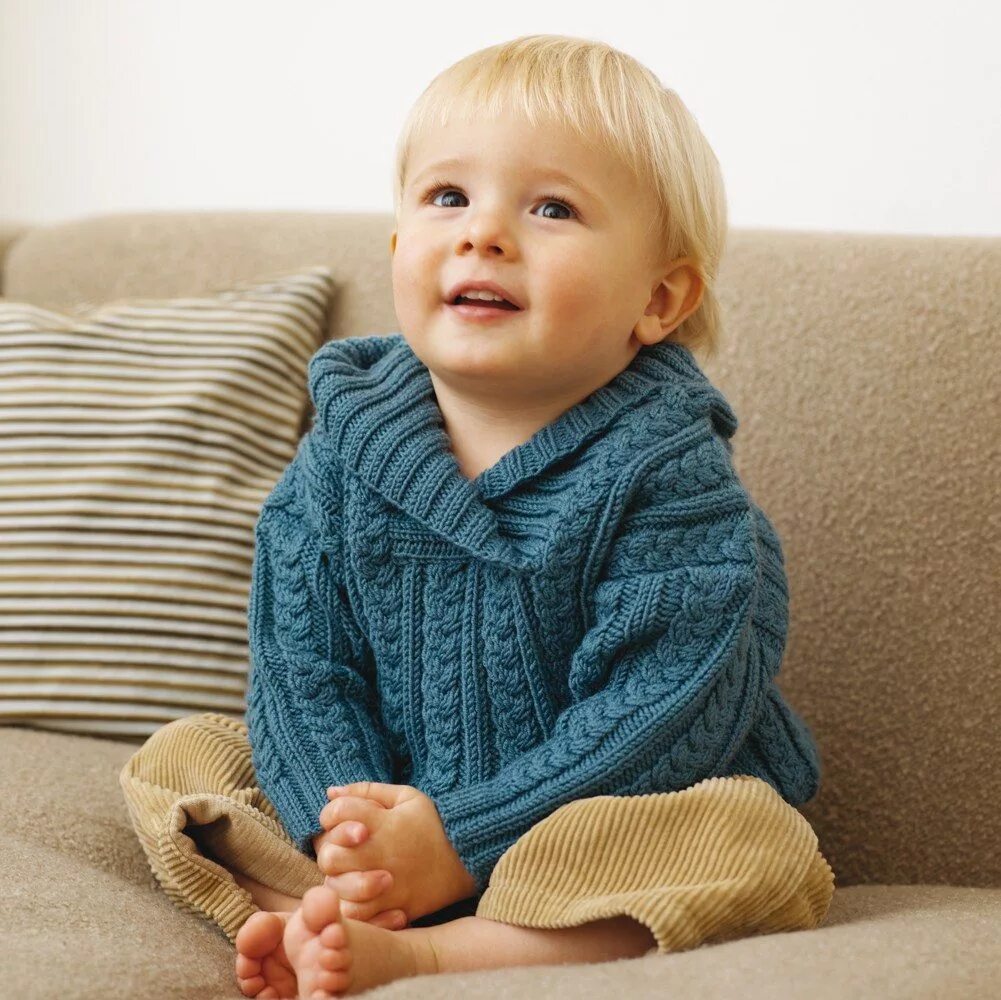 Кофта мальчик 3 года. Вязаные свитера для деток. Вязаный свитер для малыша. Свитер для мальчика спицами. Вязаный свитер для мальчика.