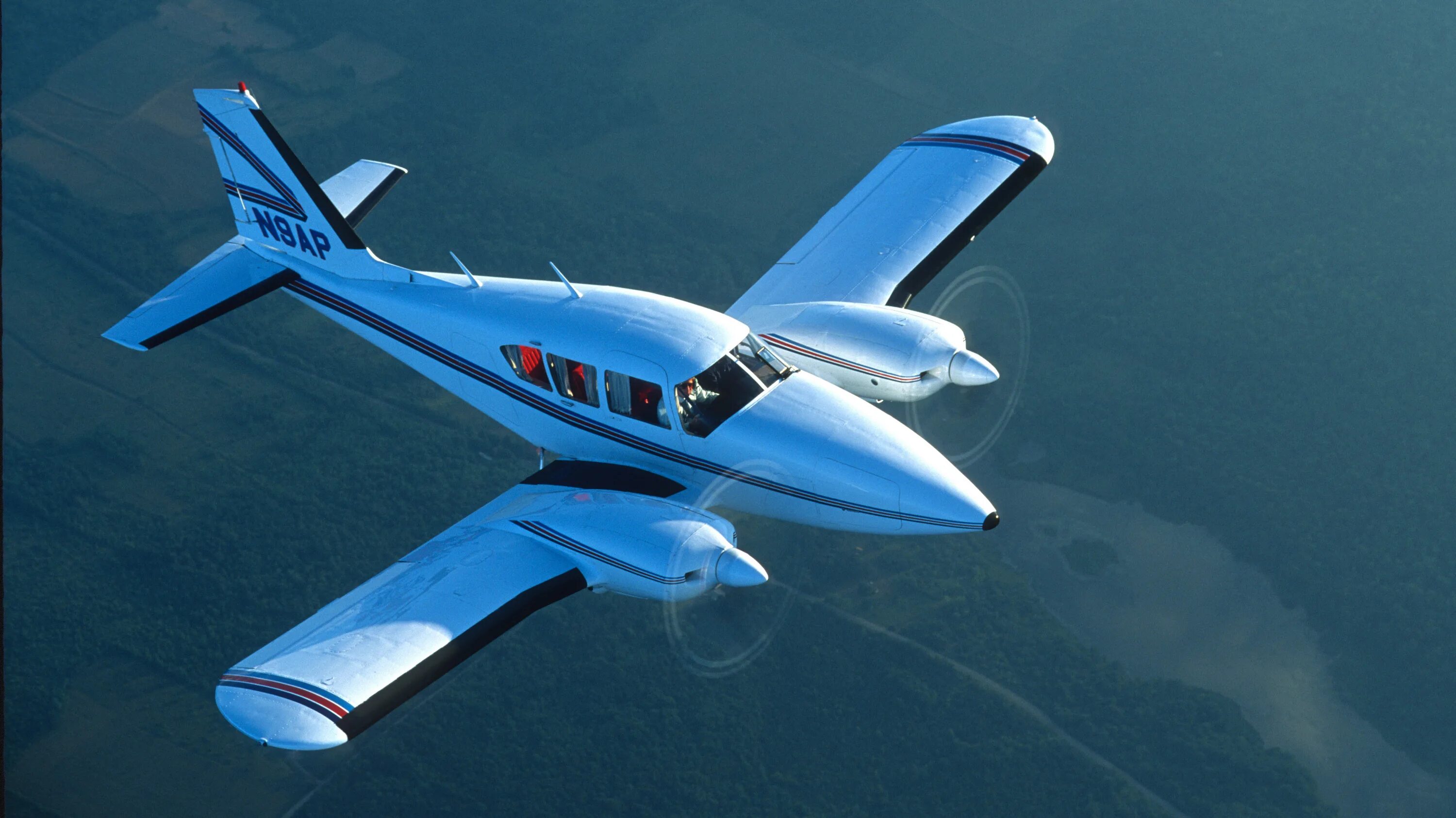 самолет на фоне заката. аэроплан биплан. два маленьких самолета. винтовой самолёт. несколько самолетов в небе.