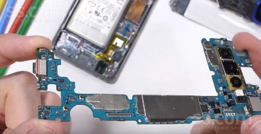 Ремонт самсунг s. Самсунг 3с разбитый. Galaxy s10 e плата. Ремонт самсунг s. Samsung s9 plus экран.