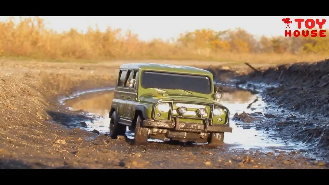 Ездить на на уаз. УАЗ Хантер по лужам. УАЗИК на пульте управления по грязи. УАЗ радиоуправляемая модель. Машинки на радиоуправлении по бездорожью.