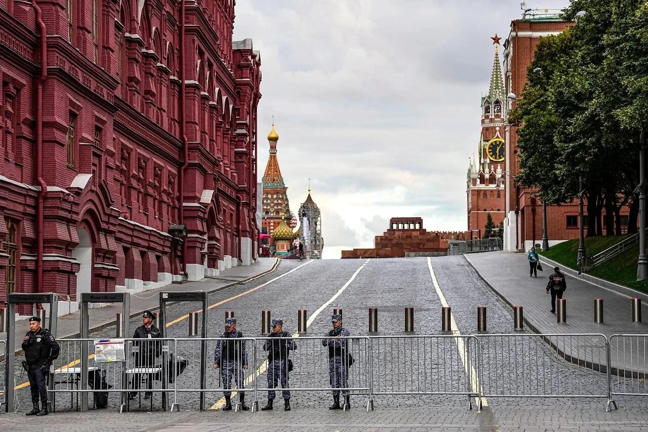 Красная площадь закрыта. Красную площадь закрыли. Красная площадь закрыта. Красная площадь закрыта. Туристы на красной площади.