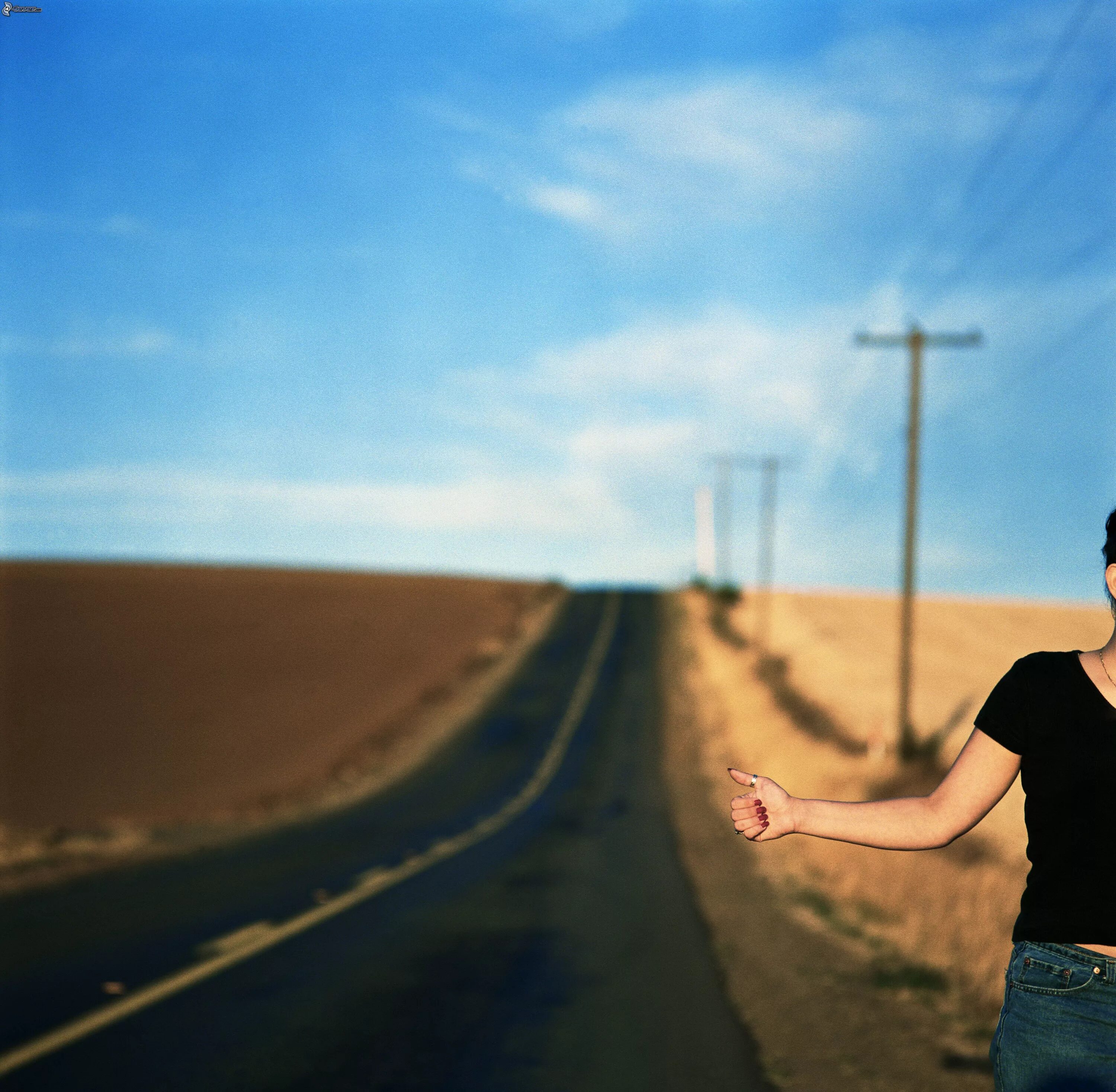 Автостоп полные версии. Путешествие автостоп. Девушка голосует на дороге. Мужчина автостоп. Автостоп.