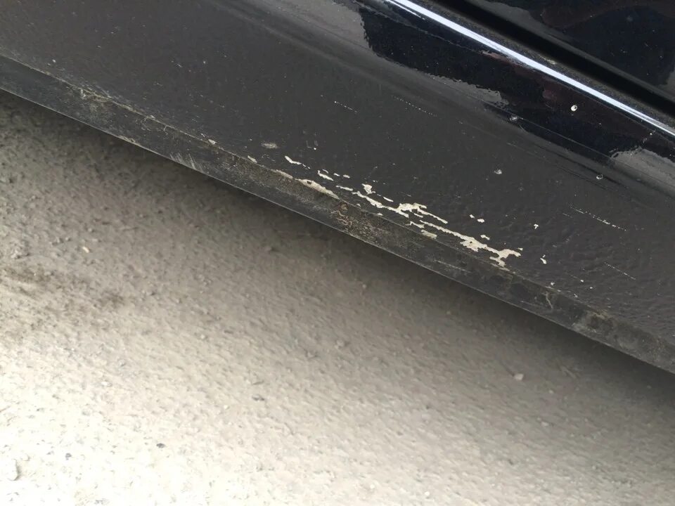 Vw jetta 6 как убрать царапину накладки. Поцарапан порог в машине. Черные точки на порогах drive 2. Пороги шевроле круз. Поцарапали порог в ванную.