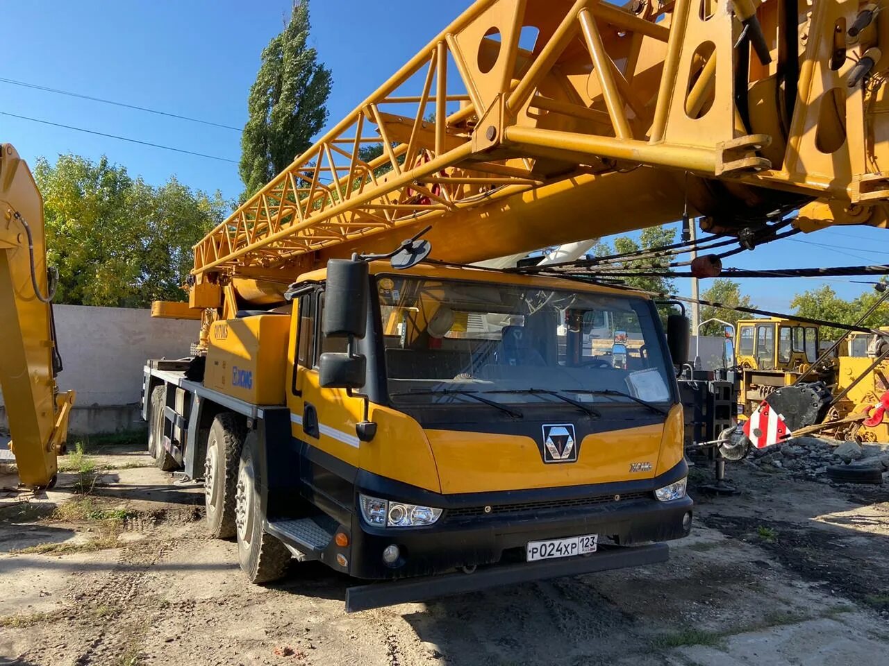Xcmg 30т. Kato nk 400. Кран кс 65740-8. Автокран 25т xcmg. Автокран 40 метров стрела.