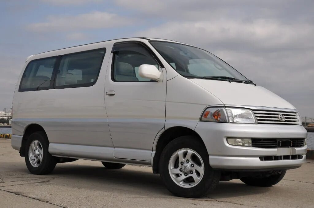 Тойота микроавтобус москва. Toyota Regius 4wd. Тойота Hiace Regius 1998. Toyota микроавтобус Hiace 1990. Тойота Хайс Региус микроавтобус.