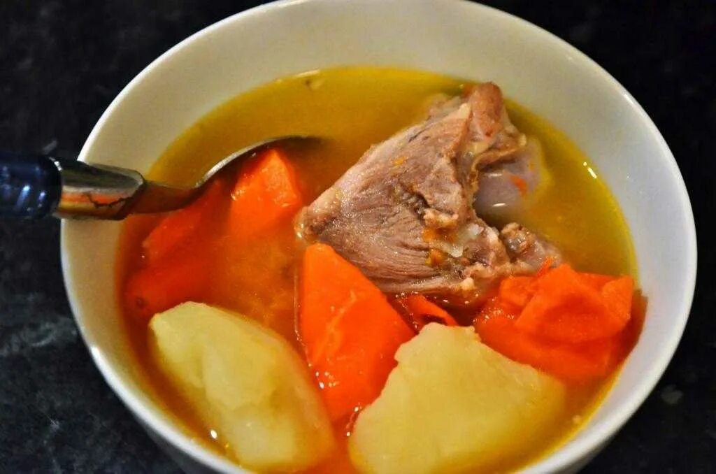 Простой суп с мясом свинины. Суп из свинины. наваристый суп из свинины. суп из свинины с картошкой. шурпа в мультиварке.