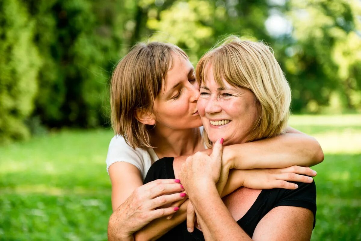 Mother daughter. Объятия мамы. Мама и взрослые дети. Мама и дочь. Две женщины средних лет.