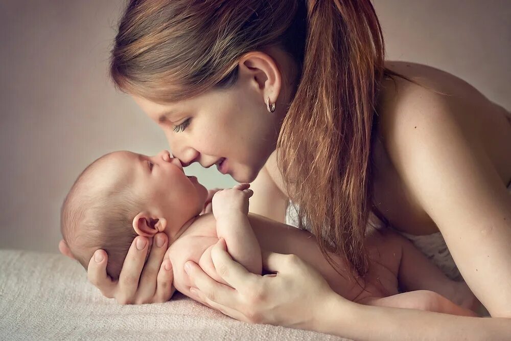 Малыш и мама. Красивая мама и малыш. Фотосессия мама и малыш. Мама и новорожденный. Современная материнства