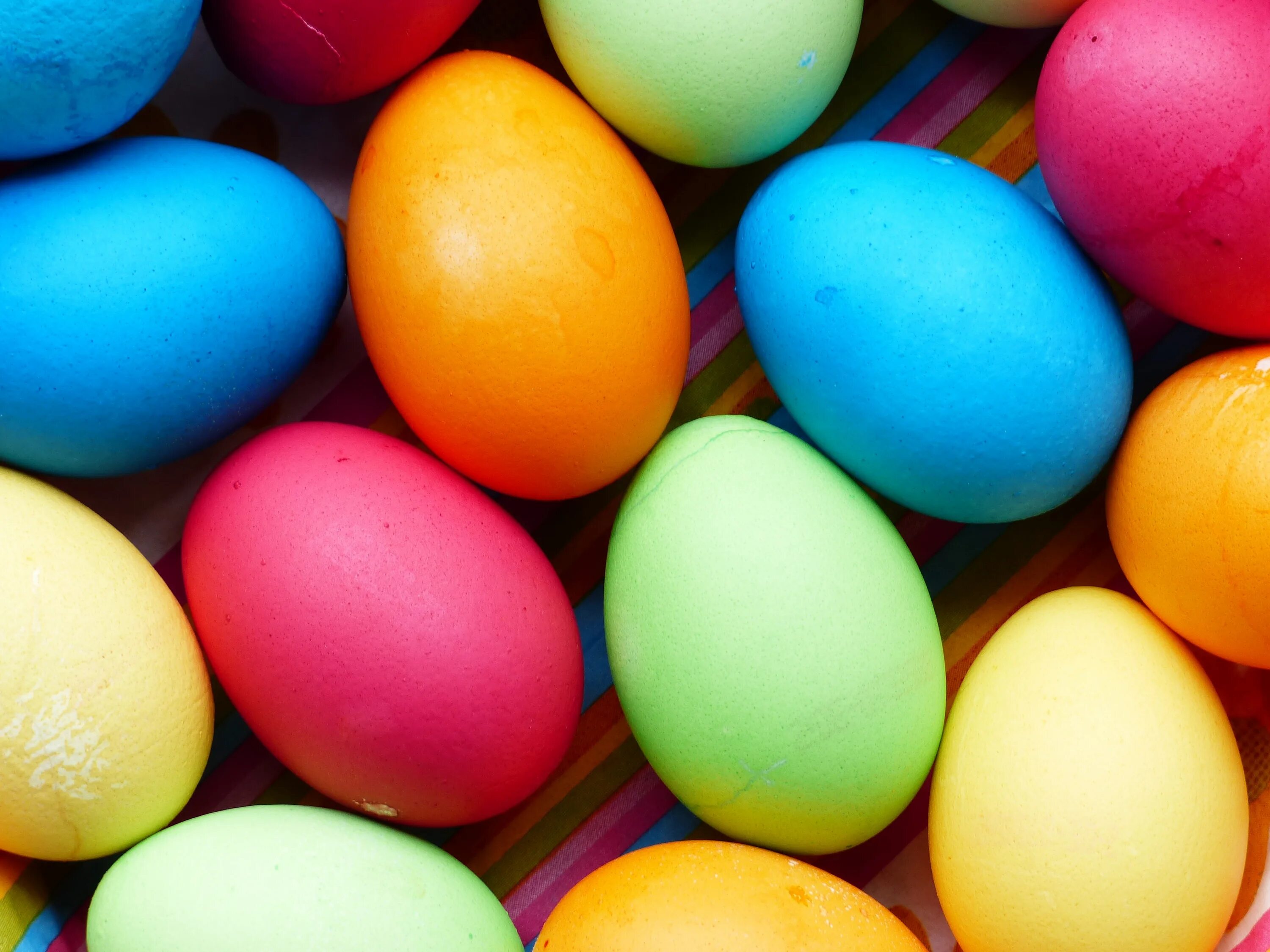 Разноцветные яйца на пасху. Разноцветные яйца. Пасхальное яйцо. Разноцветные пасхальные яйца.