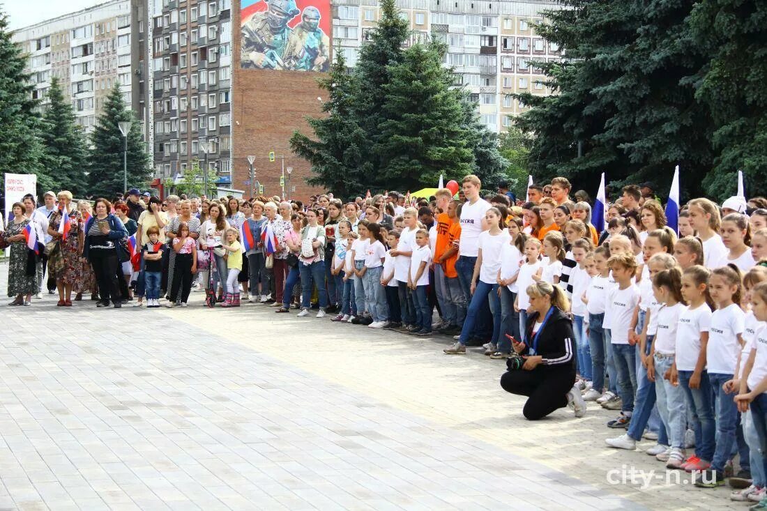 14 мая праздник в россии 2024. День России Новокузнецк. День России фотографии. Площадь торжества Новокузнецк 9 мая. С днем России фото.