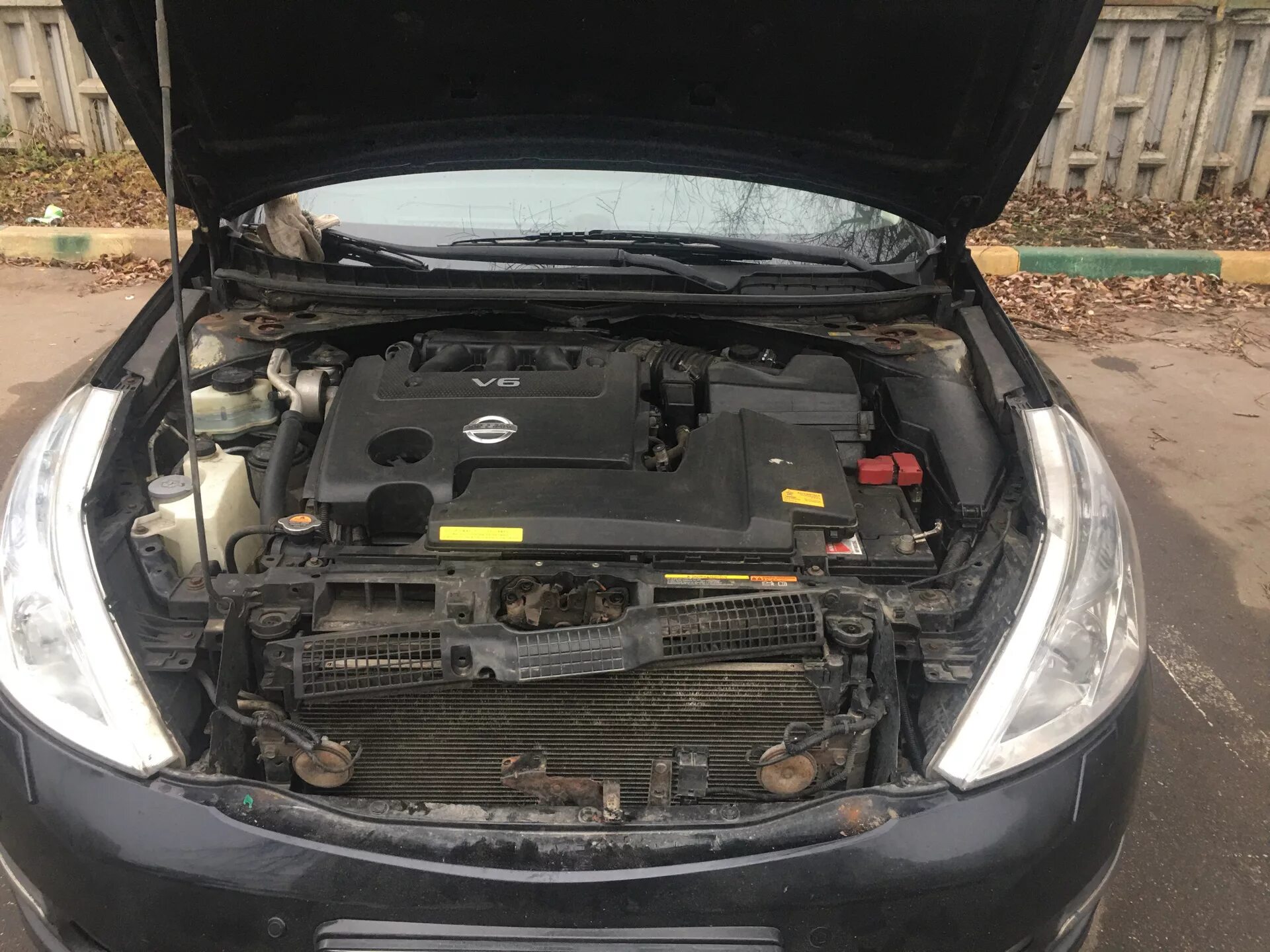 Открытый капот Teana j32. Nissan Teana открытый капот. Teana j32 под капотом. Упоры капота Teana j32.