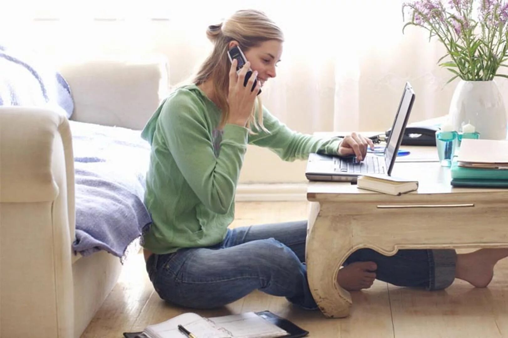 стресс картинки. человек на удаленке. девушка за ноутом. бытовой техники телевизор. девушка фрилансер.