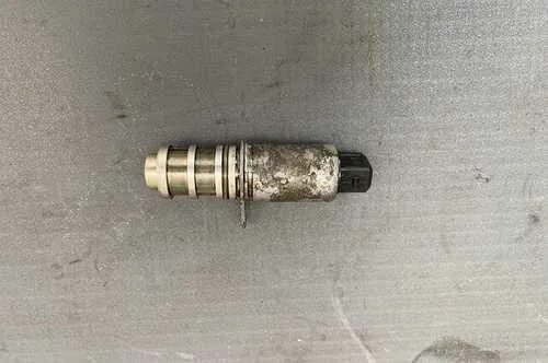 Клапан давления масла пежо 308. Электромагнитный масляный клапан. 1655051ka0. V7 647 238 80 электроклапан масляного насоса. Электромагнитный распределительный клапан.