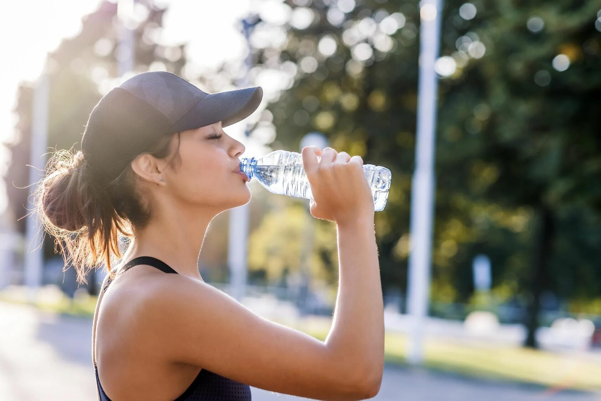 Питье воды. Пить воду. Девушка пьет воду. Пить воду летом. Девушка пьет воду спорт.