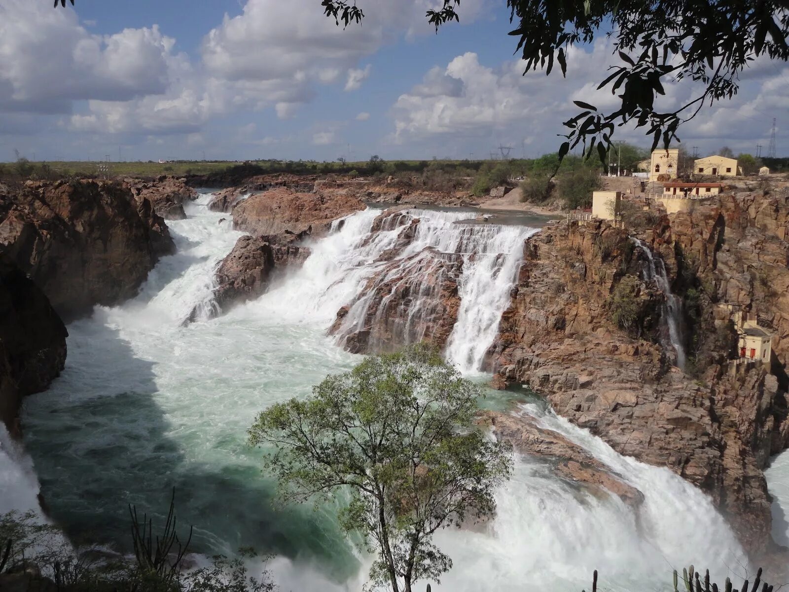 три из десяти крупнейших водопадов. водопад игуасу в южной америке. кайетур, гайана. кайетур (национальный парк). водопад виктория танзания.