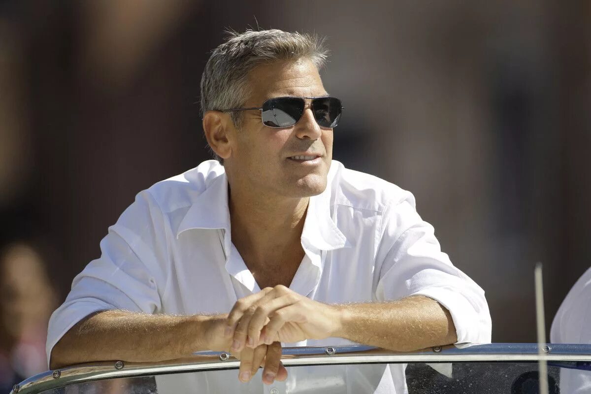 Джордж Клуни фото. Джордж Клуни очки. Джордж Клуни в 50 лет. Джордж Клуни в 40 лет. Знакомства мужчины после 50 лет