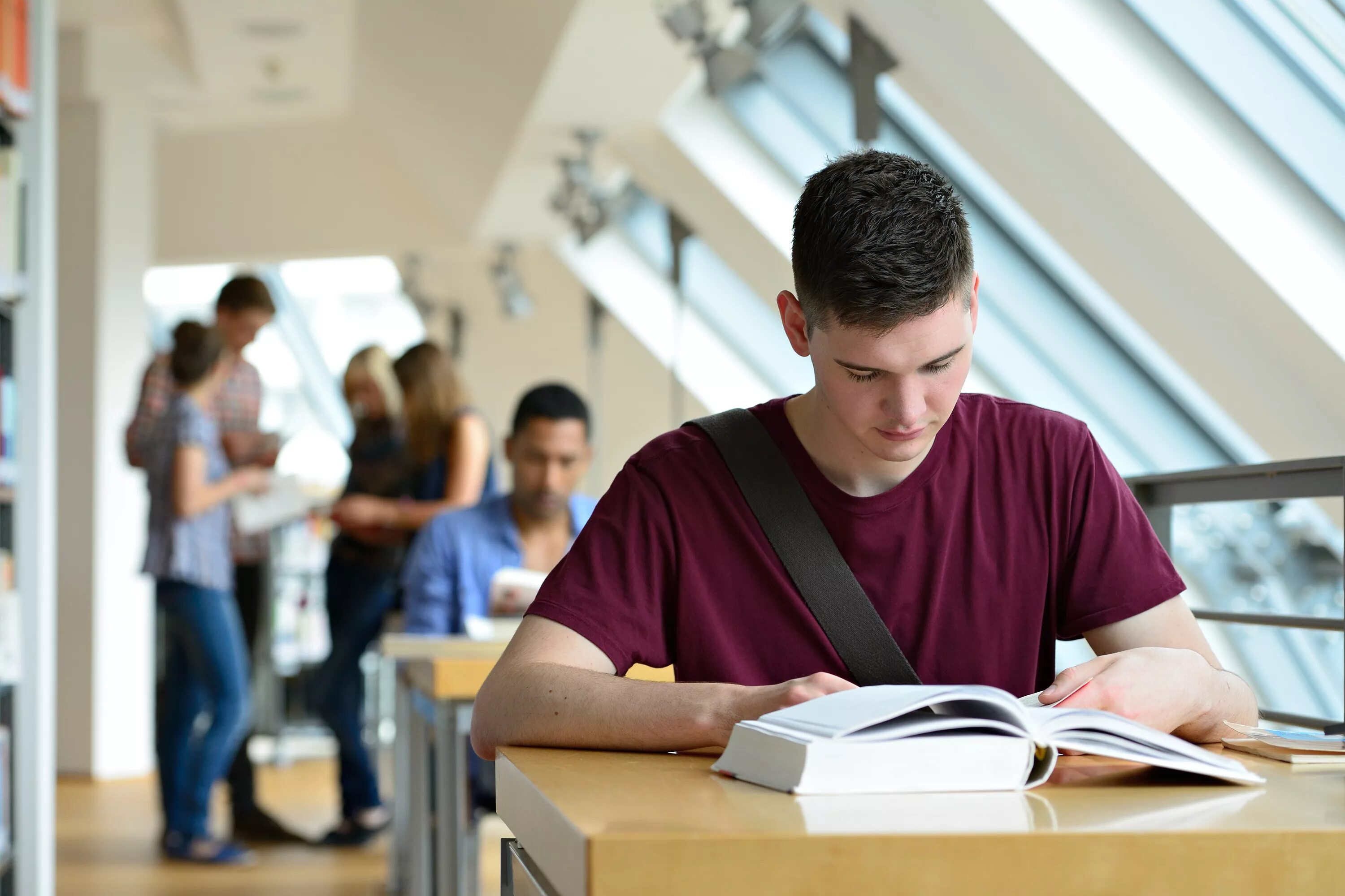 I study at school. Студенты психологи. Студент отчислен. Развитие студента. Студент за учебой.