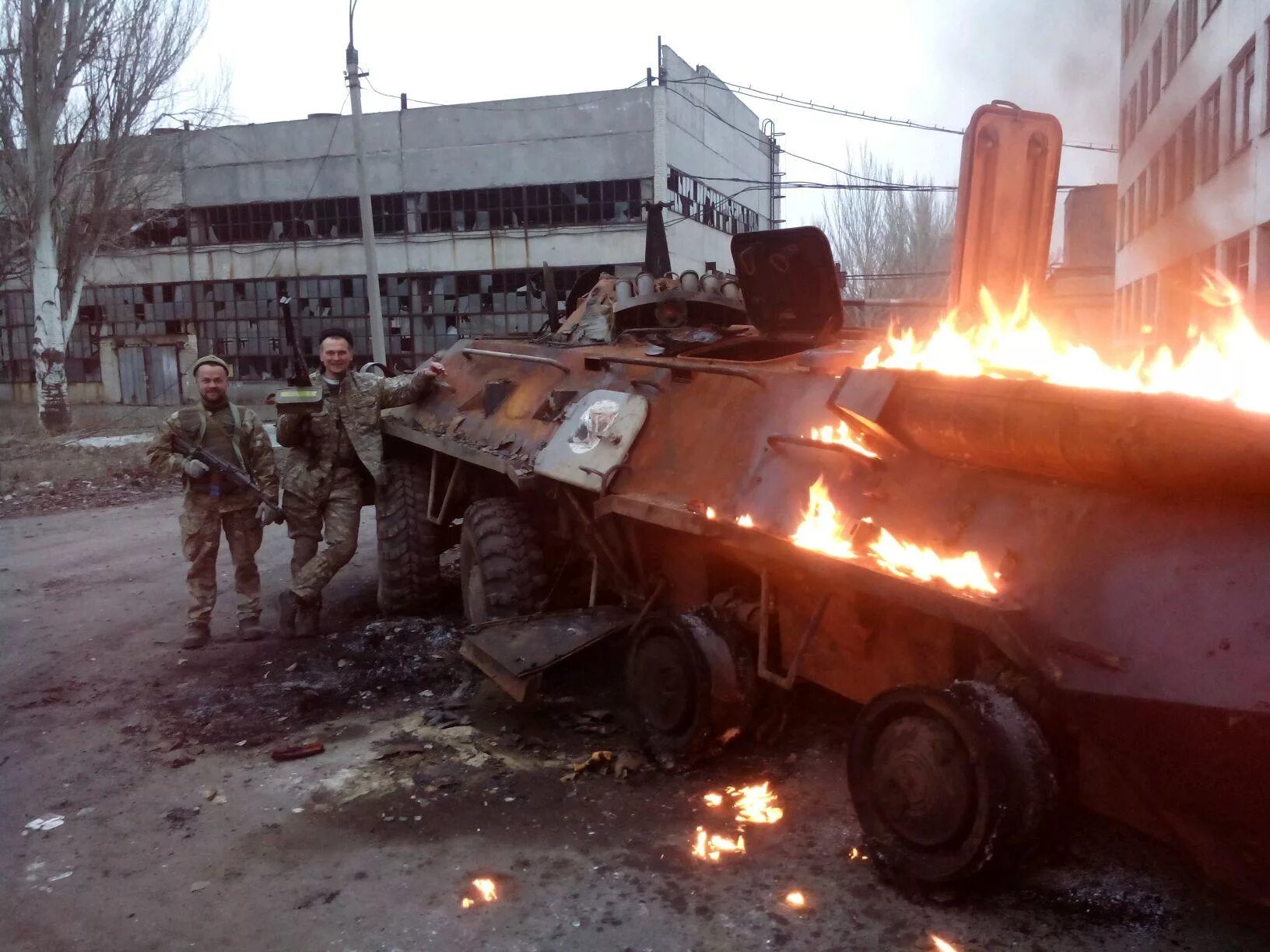 Т 80 И подбитый БТР ВСУ. Колонна БТР ВСУ.