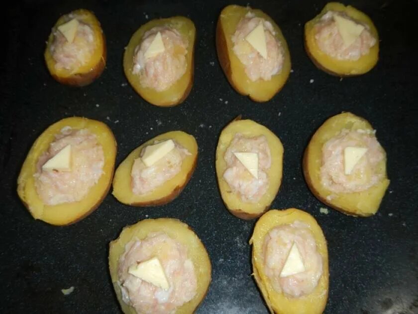 Картофель запеченный в фарше рецепт. Запеченный фаршированный картофель. Картофель запеченный в фарше рецепт. Лодочки из картофеля. Фаршированная печёная картошка.