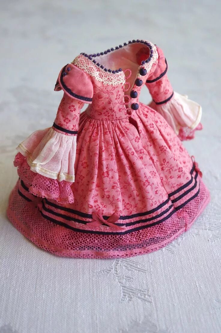 Платье для куколки. Платья для кукол. Красивые кукольные платья. Нарядные платья для кукол. Кукла в красивом платье.