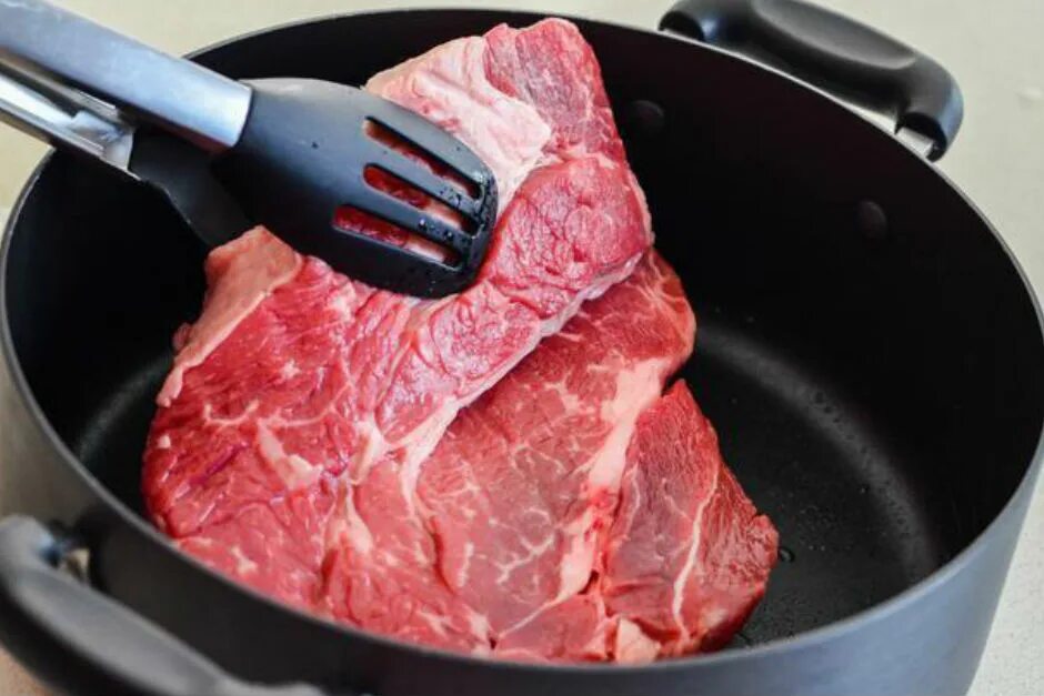 Сколько варить говядину чтобы стала мягкой. Отваривание мяса. Мясо для варки. Варка мяса. Говядина для варки.