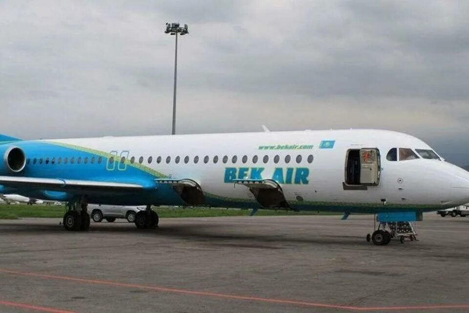 Купить самолет в казахстане. Fokker 100 bek Air. Казах Эйр самолеты. Авиакомпании Казахстана. Qazaq самолет Казахстан.