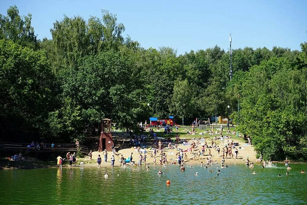 Тропаревский пруд в теплом стане. Тропарево парк озеро. Тропаревский парк пруд. Тропарево парк зона купания. Парк тропарево купаются.