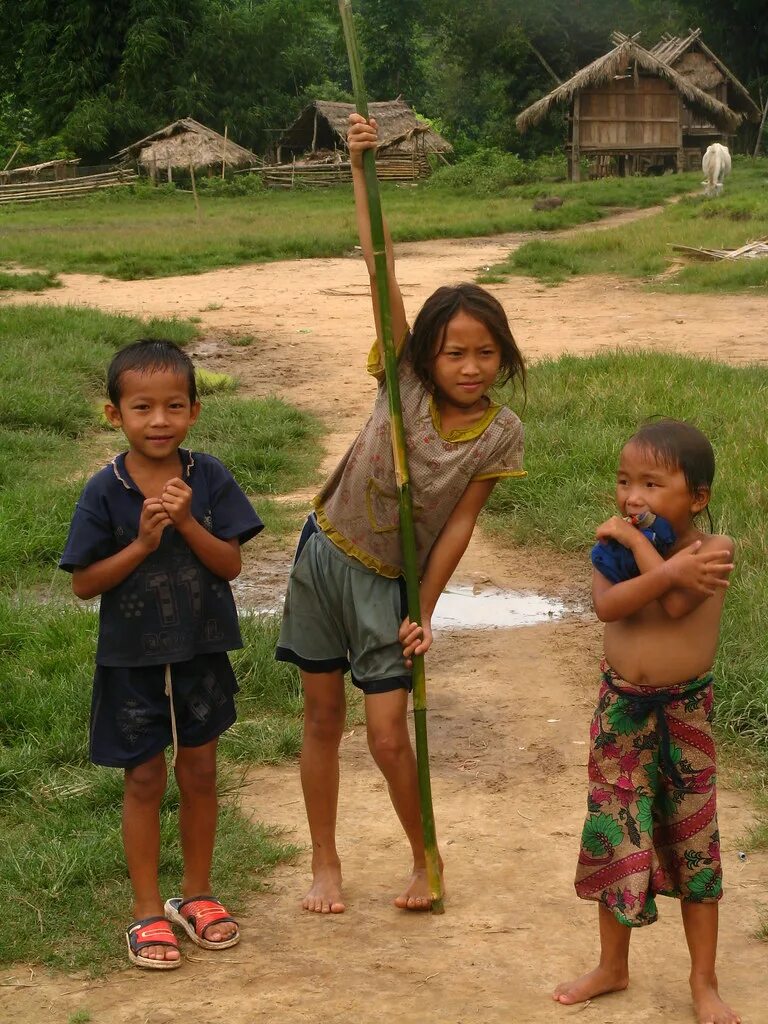 Children village live. UNICEF Лаос. Вьетнамская деревня. Дети Азии. Семья Лаос.