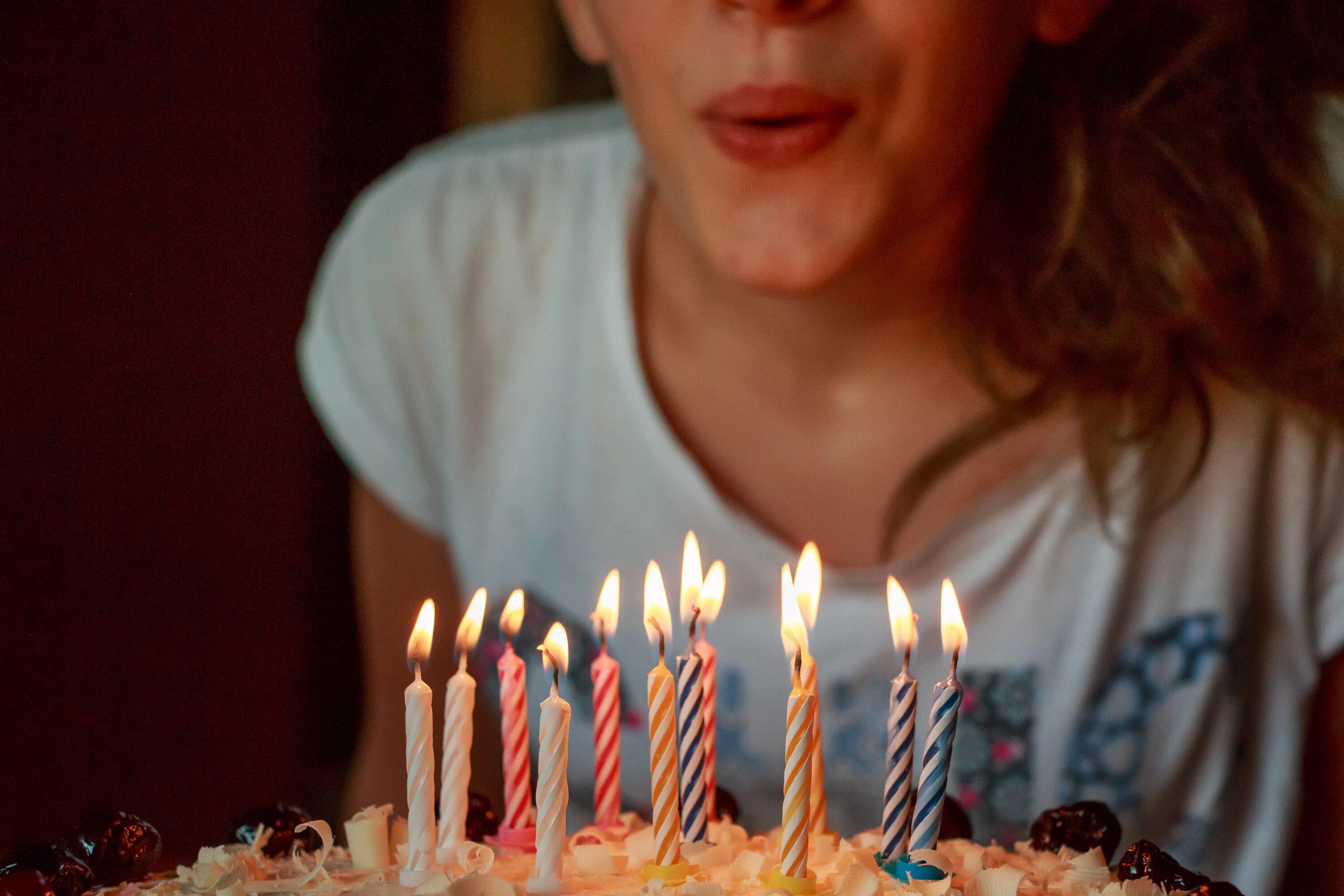 A birthday. Торт со свечками. Свеча в торт "с днем рождения". Свечи для торта. Задувает свечи на торте.