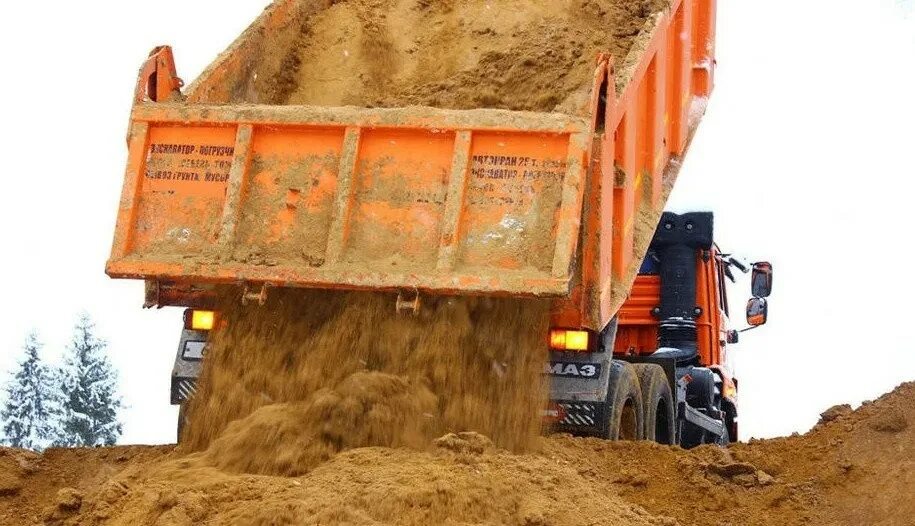 Камаз. Планировочный грунт (пескогрунт). Камаз 6520 в карьере. Погрузка щебня в камаз. Самосвал.