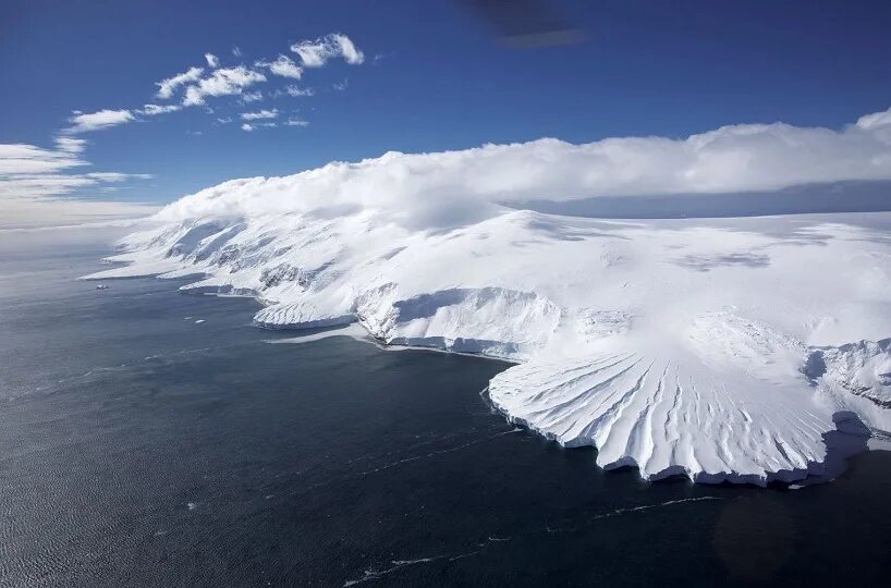 Большой остров покрытый льдами. Острова Баллени Антарктида. Антарктида (материк). Шельфовый ледник Беллинсгаузена. Антарктида ледник Беллинсгаузена.