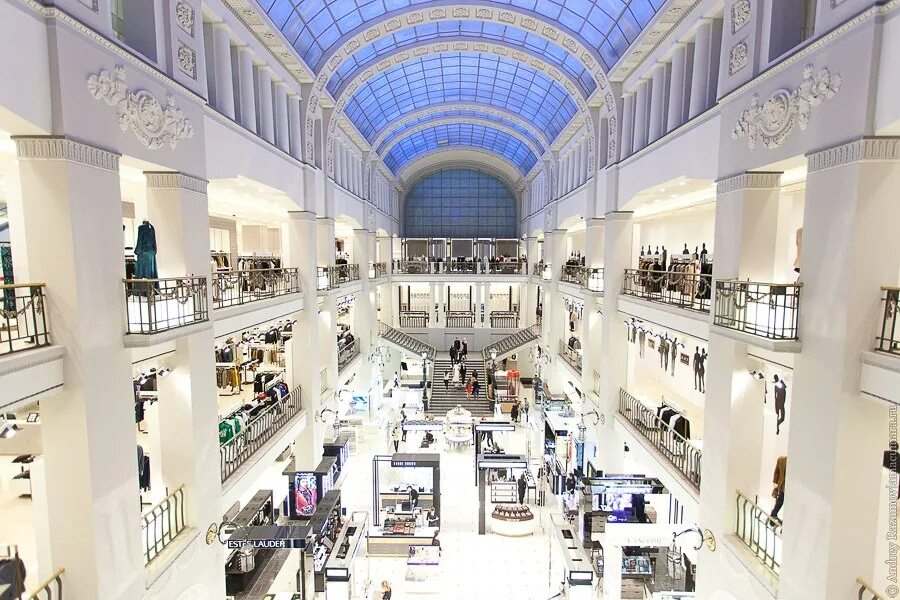 Универмаг бон марше в париже. Магазин гум в москве. Галерея лафайет дубай. Цум москва внутри. Торговый центр длт в санкт-петербурге.