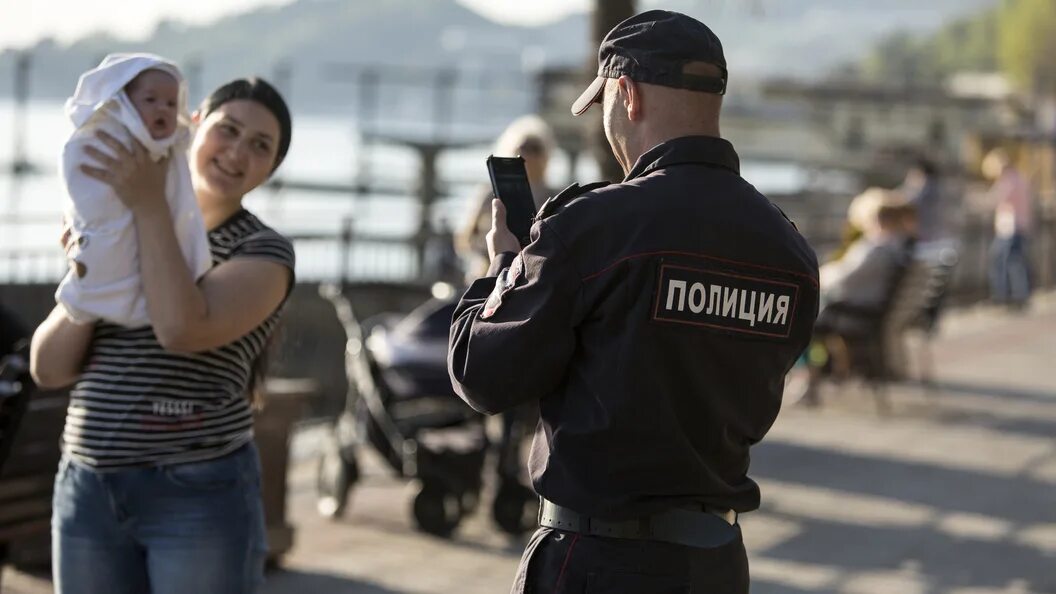 Полицейский помогает. Полицейский помогает людям. Полиция России помогает людям. Милиция помогает. Правдива ли информация