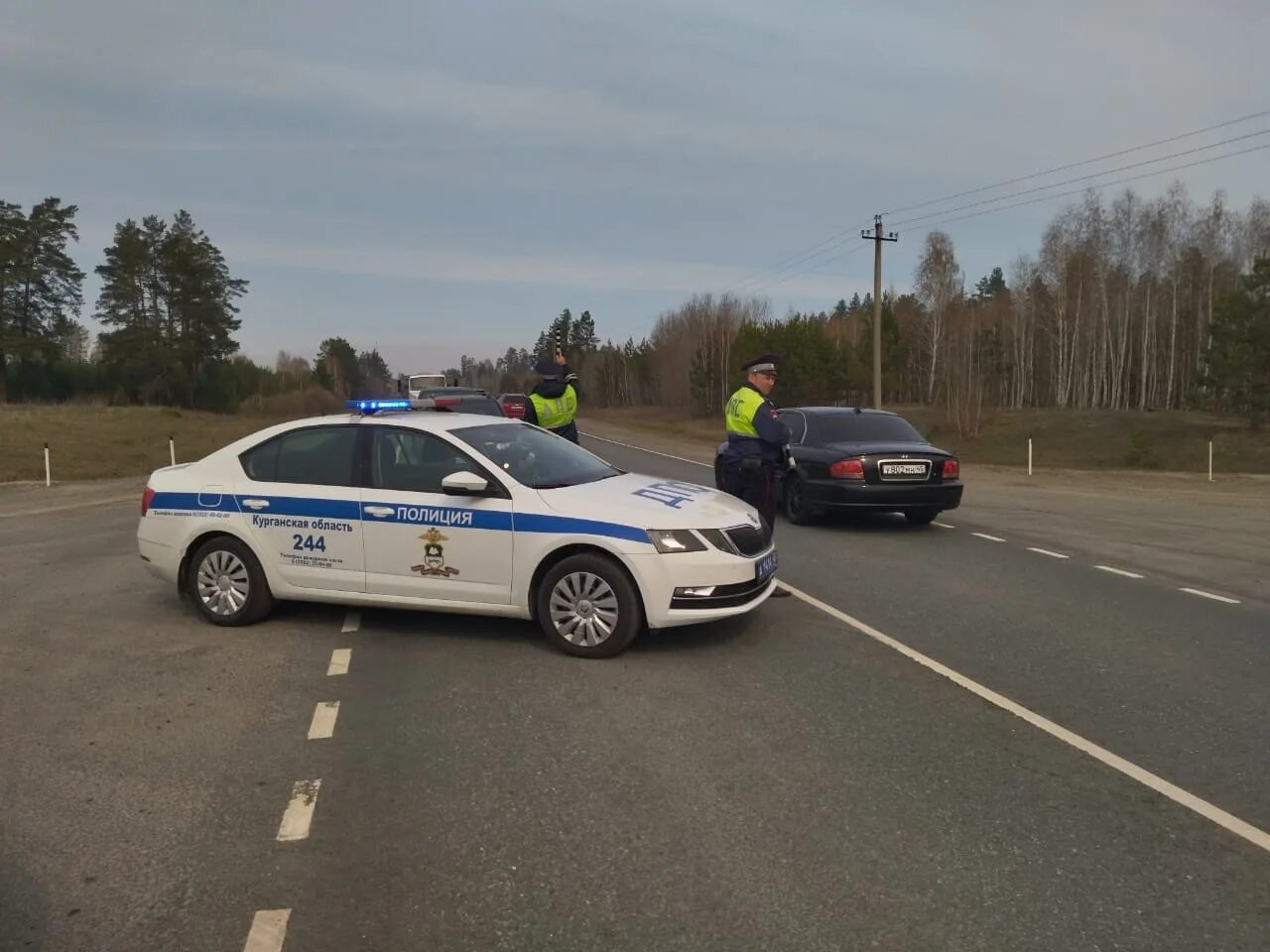 Какие дороги перекрыты в курганской области. Машина ДПС. Автомобили ДПС Курганской области. Машина ГИБДД перекрыла дорогу. Трасса Екатеринбург Тюмень Курган.