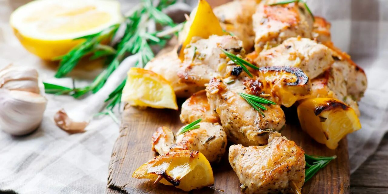 Шашлык из курицы с лимоном. Сувлаки из курицы. шашлык с лимоном. сувлаки из индейки. греческий шашлык.
