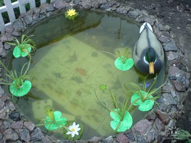 Водоем в детском саду. Водоем в детском саду. Декоративный пруд на участке детского сада. Водоем в детском саду. Пруд на участке детского сада.