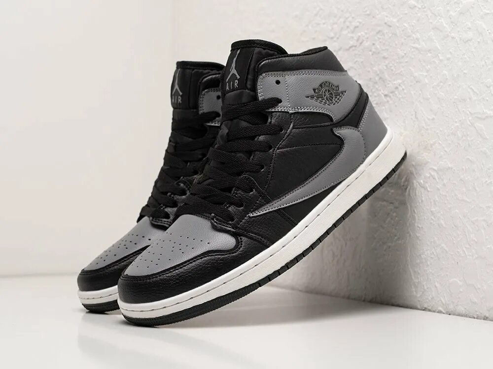 Nike Air Jordan серые. Nike Air Jordan Inc Travis. Трэвис Скотт найк 1. Перевернутые найк