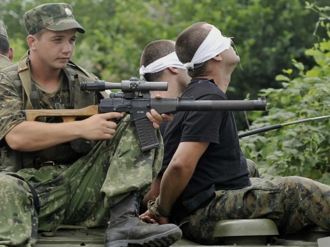 Снайпер плен. Снайпер плен. Солдаты вермахта 1941 год расстреливают красноармейцев. Военные корреспонденты великой отечественной войны. Финский плен в годы великой отечественной войны.