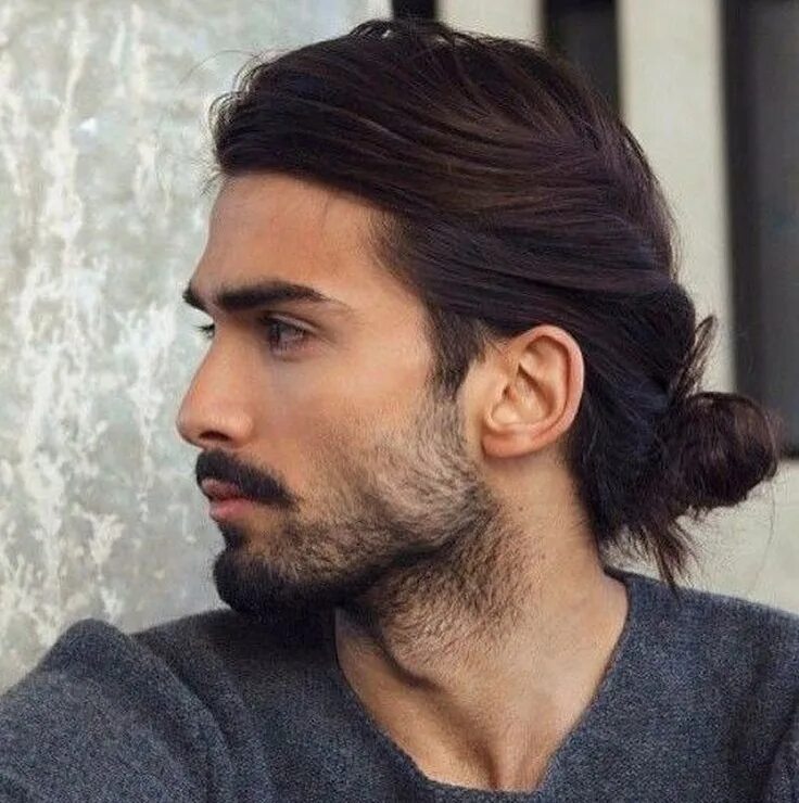 Мэн бэнд прическа. Длинная голова у мужчины. Кудрявый мэн бан. Топ кнот мужская стрижка викинг. Длинные волосы у мужчин.