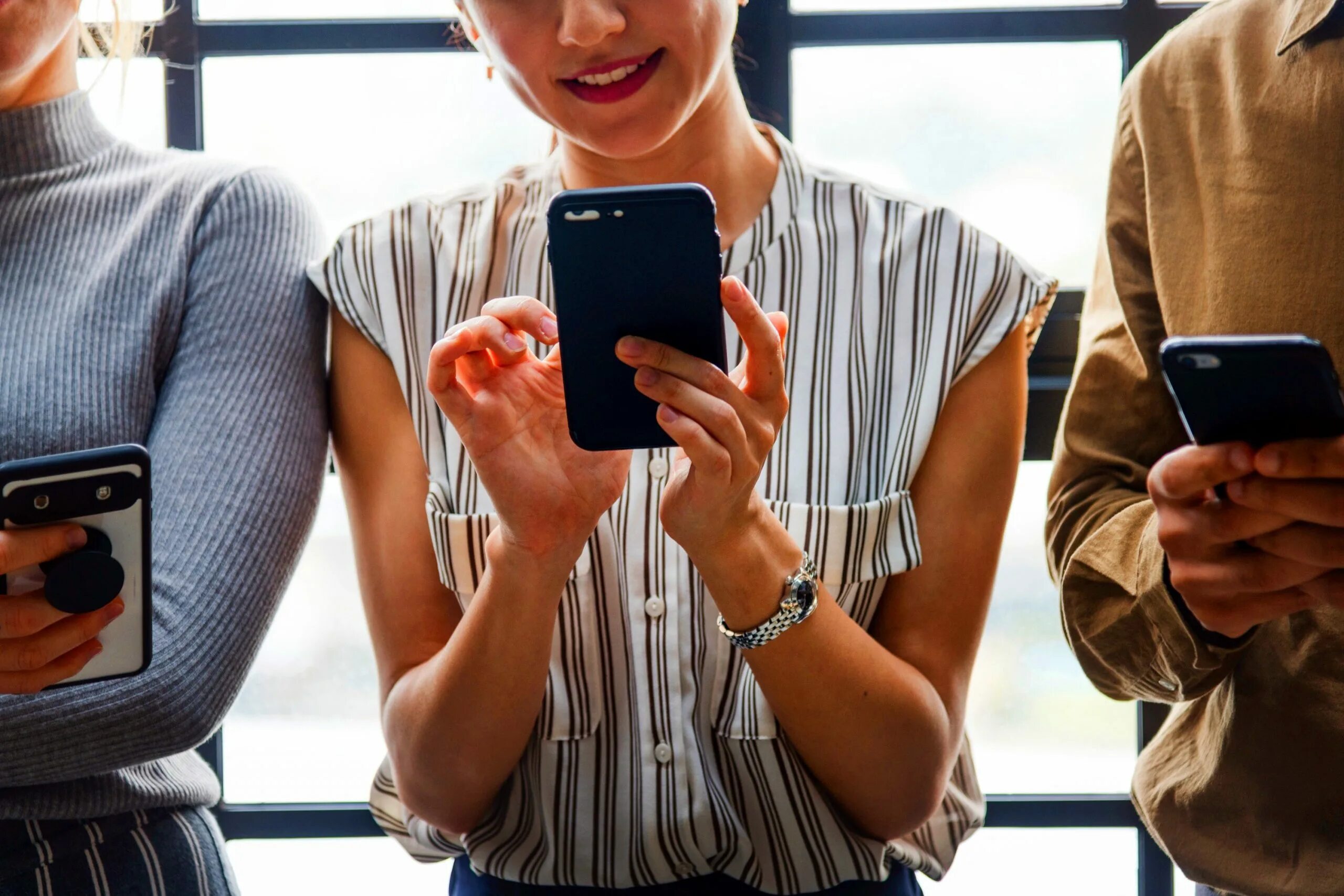 Der smartphone. Человек со смартфоном. Красивый фон для домой смартфон. Der smartphone. Снимок смартфона.