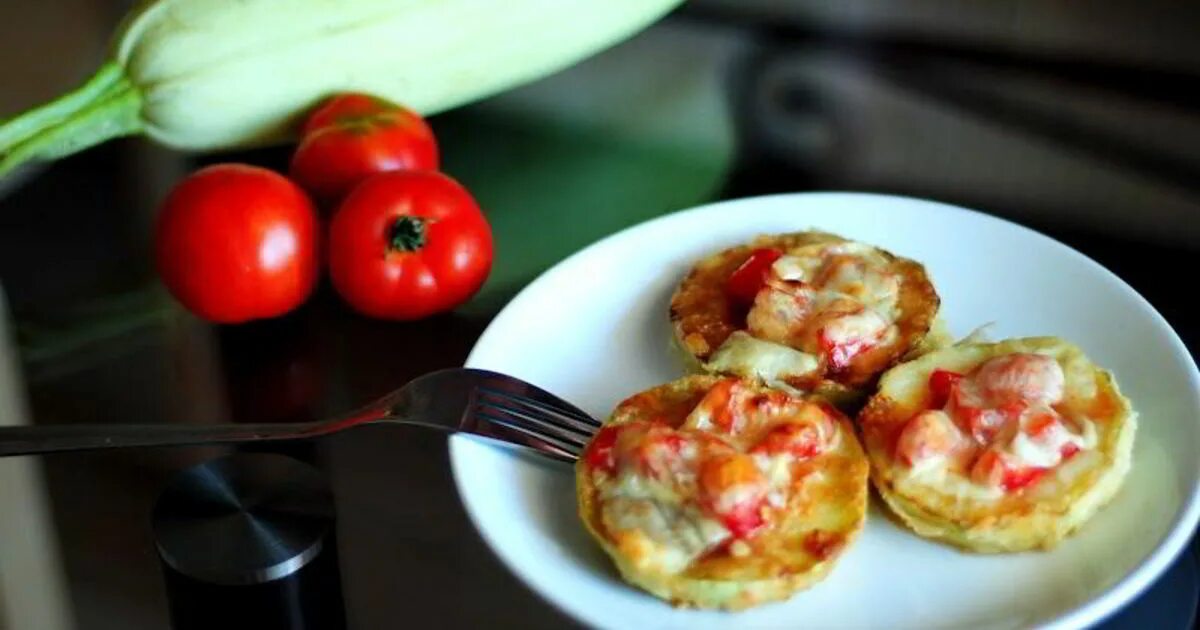 Фарш помидоры чеснок. Кабачки в духовке с помидорами и сыром и чесноком. Кабачки помидоры лук запеченные. Кабачки с помидорами и чесноком в духовке. Кабачки запеченные с помидором и сыром.