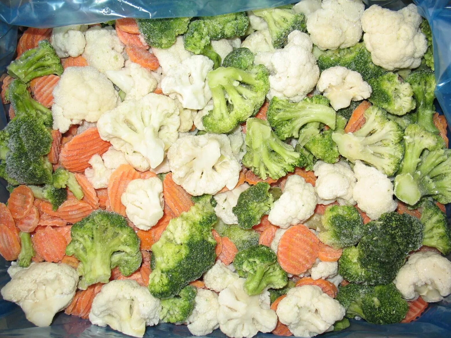 Цветная цветная заморозка. Овощная смесь брокколи морковь цветная капуста. Смесь брокколи и цветной капусты и моркови. Овощная смесь брокколи цветная капуста стручковая фасоль. Заморозка овощей.